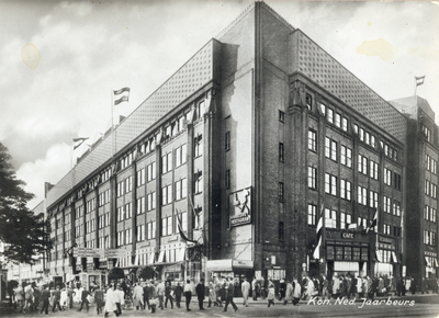 2739 Gezicht op het Vredenburg te Utrecht met het 1e Jaarbeursgebouw.